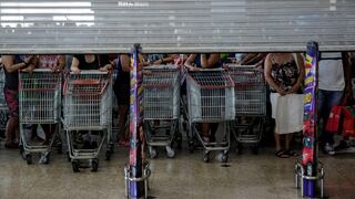 El miedo a nuevos saqueos agolpa a la gente en los supermercados de Santiago