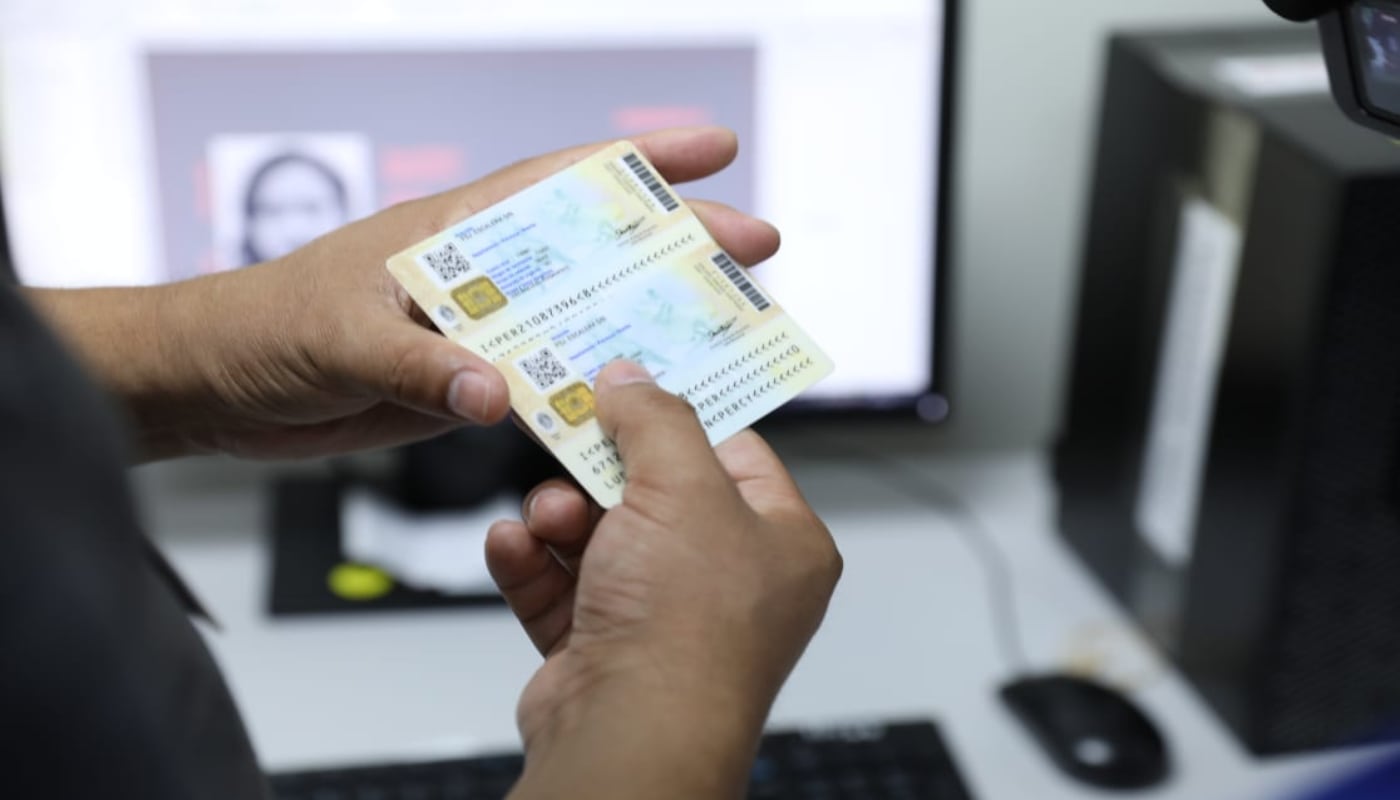 Guardar el DNI en un lugar seguro: Utilizar billeteras o compartimentos con cierre. Se debe evitar llevarlo en bolsillos traseros o de fácil acceso. (Fuente: RENIEC)