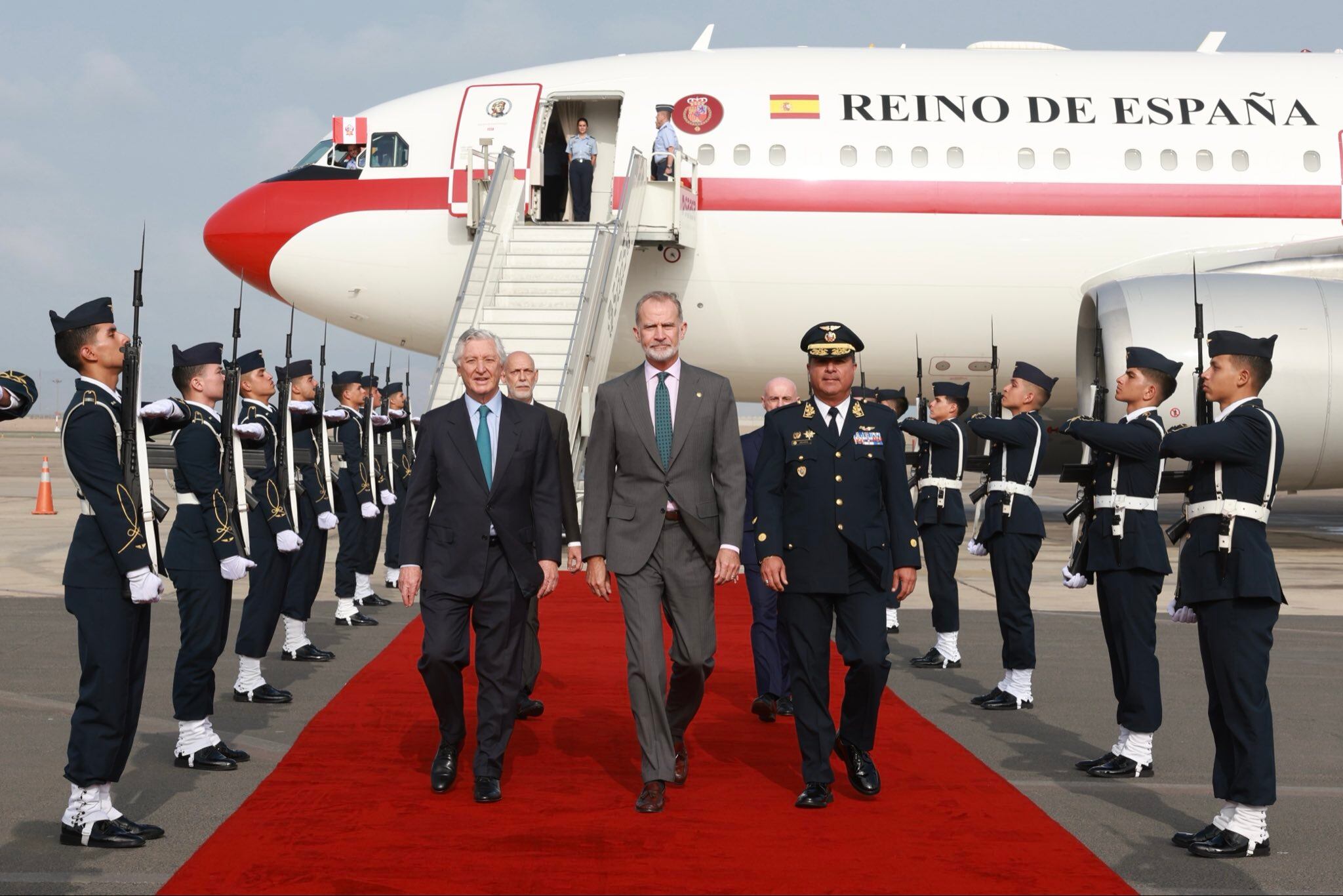 Felipe VI fue recibido por el canciller Carlos Pareja y Mario Contreras, comandante general de la FAP. Foto: Casa de S. M. el Rey