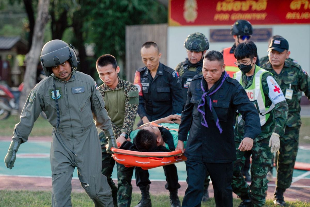 Esta fotografía muestra a un soldado tailandés herido siendo trasladado a un hospital tras un enfrentamiento entre tropas tailandesas y camboyanas por la disputa fronteriza en la provincia de Si Sa Ket, Tailandia, el 7 de diciembre de 2025. Foto: EFE/EPA/EJÉRCITO REAL TAILANDÉS