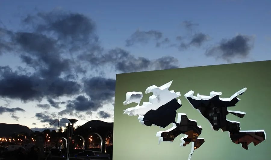 Monumento a los Caídos en las Malvinas, en la Plaza Islas Malvinas, en la ciudad de Ushuaia (Argentina). (Foto: EFE)