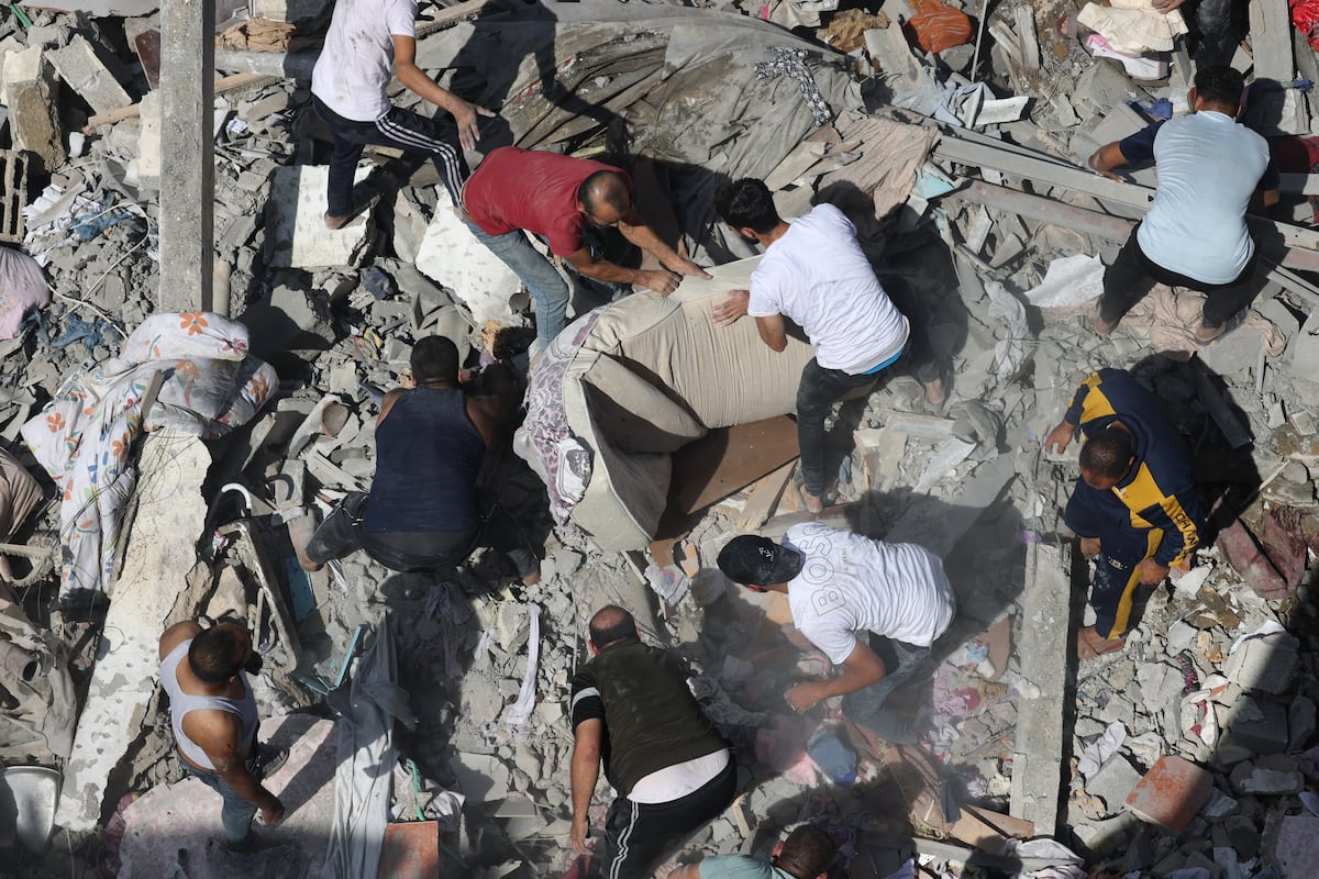Entre los cinco camiones de Resala, hay repartidas unas 700 mortajas. (Foto: AFP)