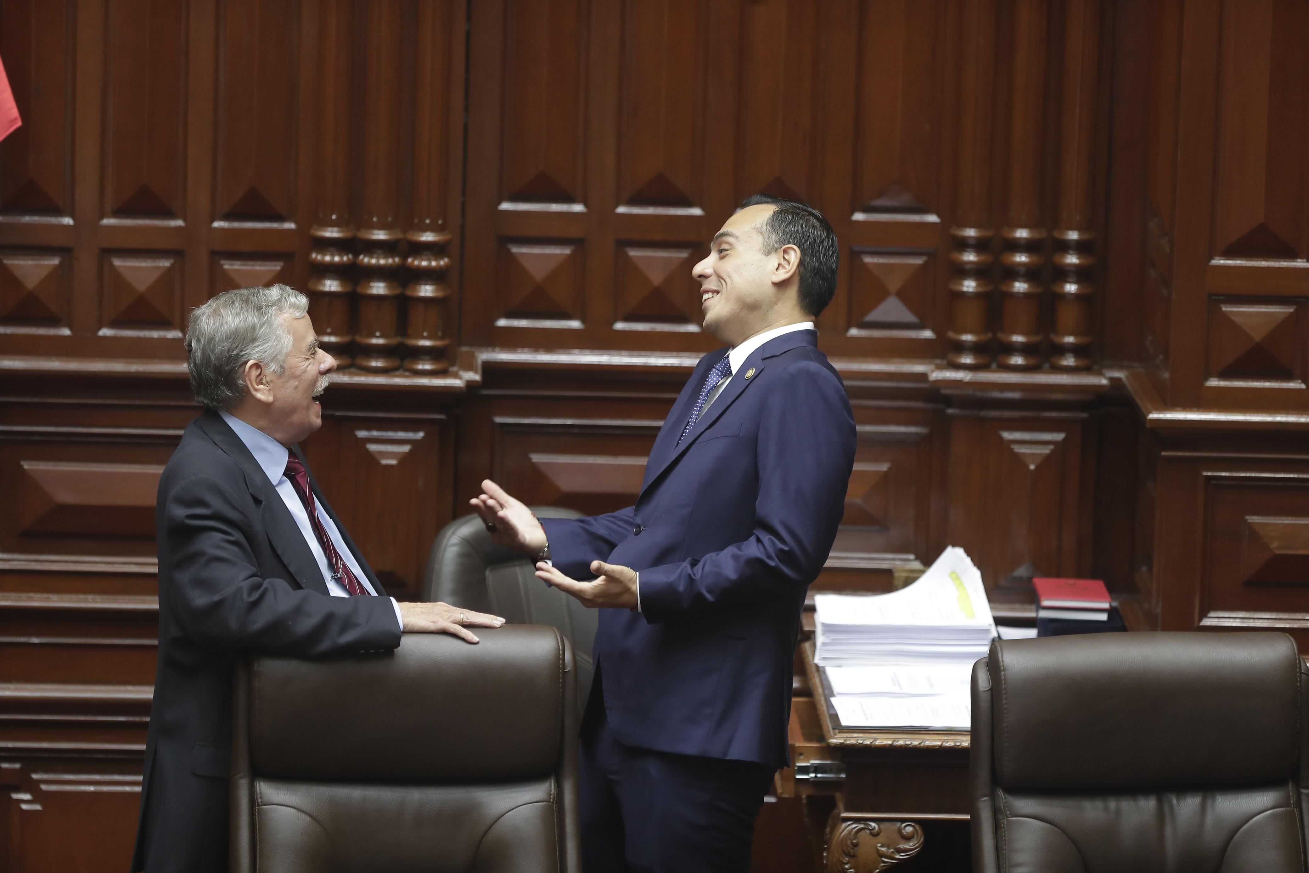 El expresidente José Jerí y el titular de la Mesa Directiva, Fernando Rospigliosi, antes del inicio del Pleno. Foto: GEC.
