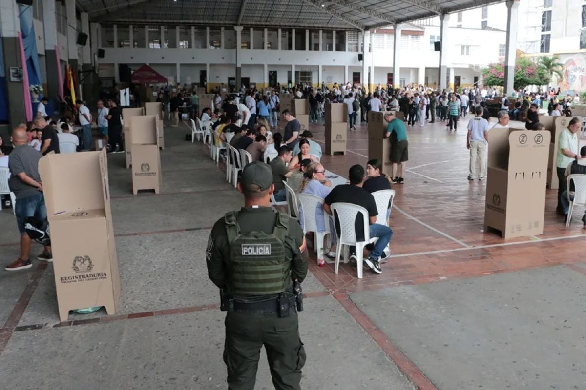 En Colombia los funcionarios públicos tienen prohibido intervenir en actividades políticas o controversias electorales, con excepción del ejercicio del voto. Foto: EFE.