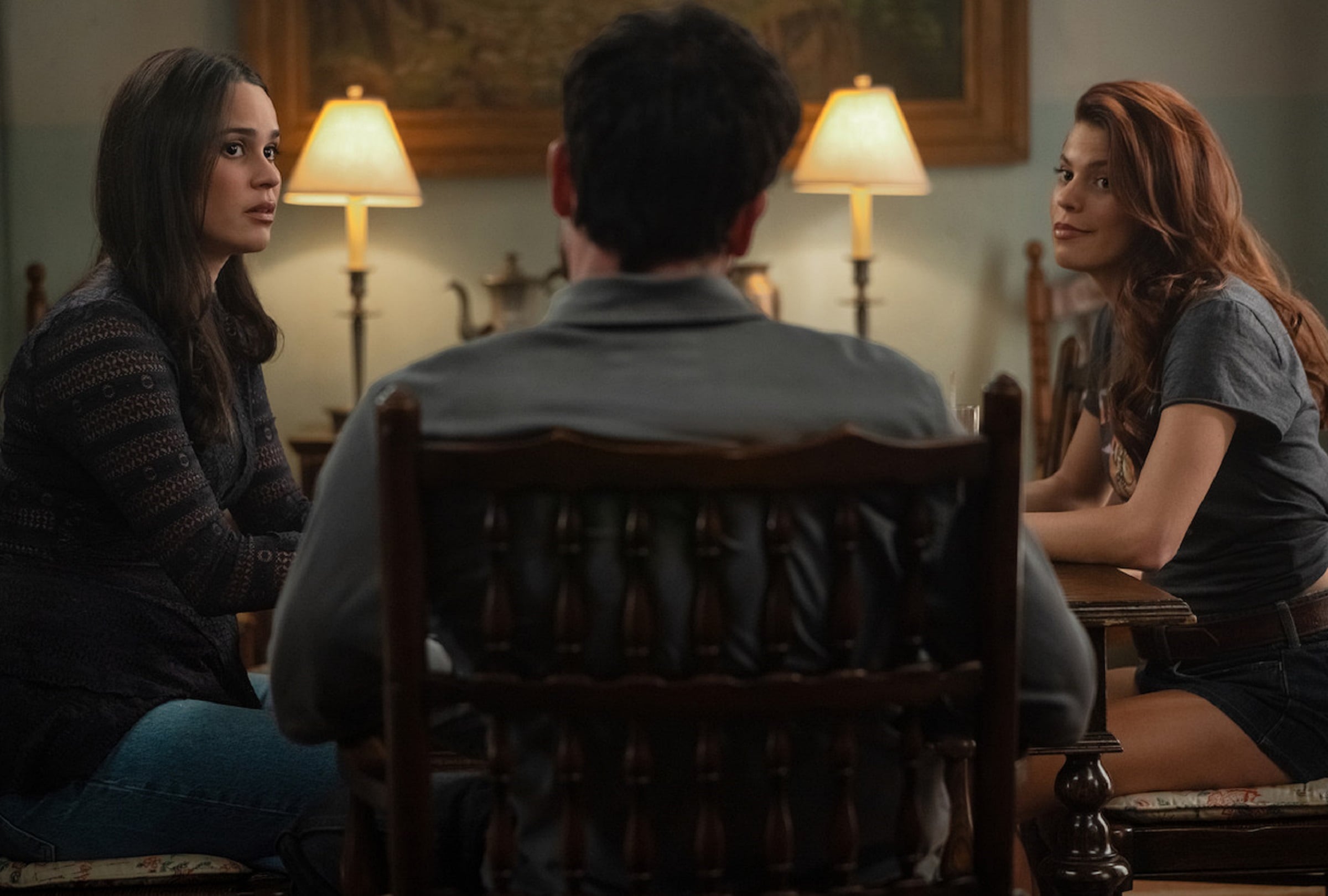 Ellie (Marianly Tejada), Yancy Grey (Jack Schumacher) y Sidney (Heidi Grace Engerman) en una escena de la segunda temporada del western moderno "Ransom Canyon" (Foto: Netflix)