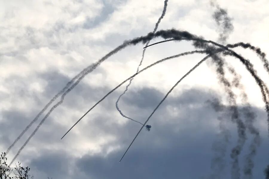 Fotografía de archivo del sistema de defensa aérea de Israel interceptando proyectiles lanzados en medio de fuego transfronterizo. EFE/ Atef Safadi