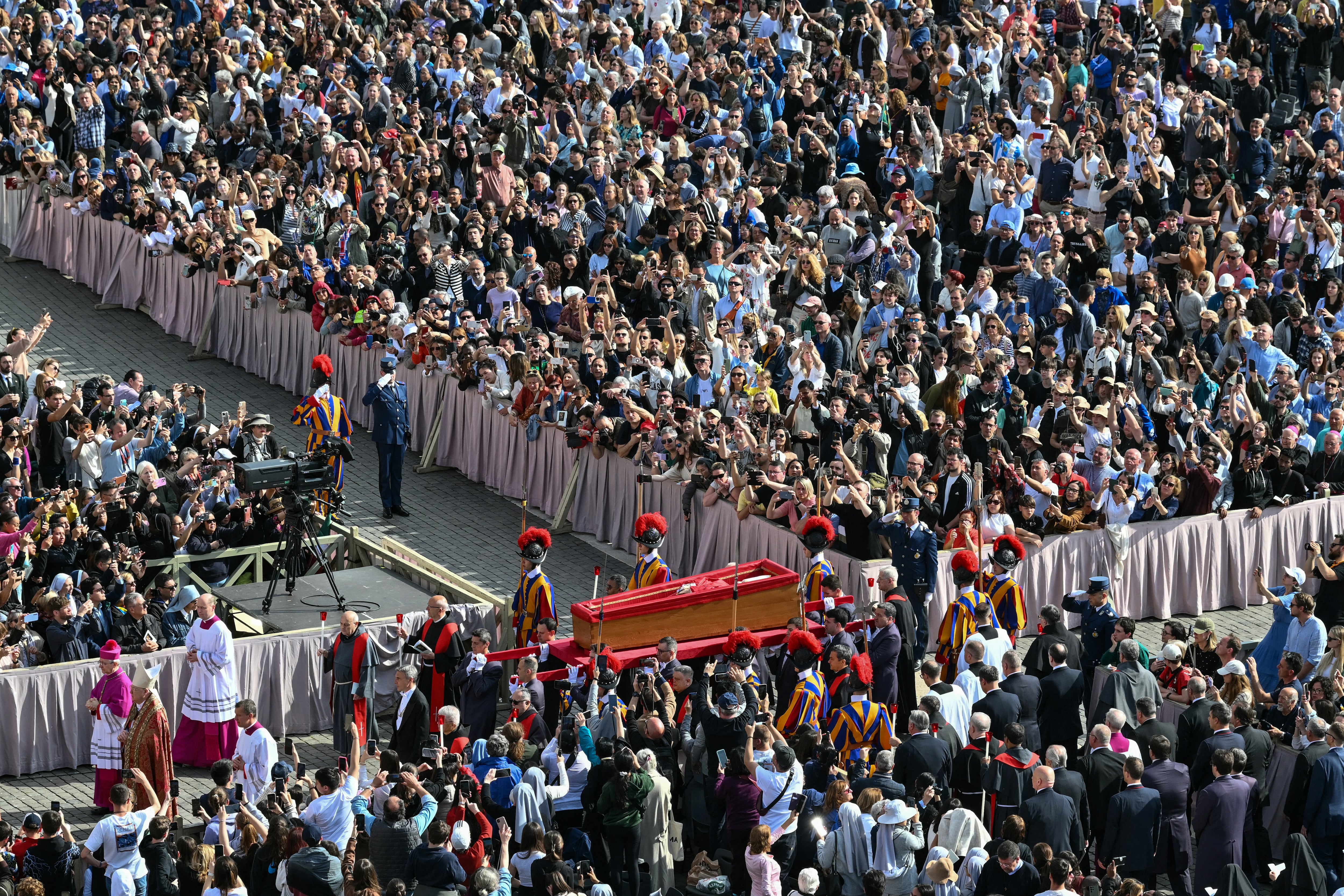 Portadores del féretro, junto a la Guardia Suiza, cargan el ataúd del difunto papa Francisco durante su traslado desde la capilla de Santa Marta a la Basílica de San Pedro, tras su fallecimiento en el Vaticano el 23 de abril de 2025. (Foto de Alberto PIZZOLI / AFP)
