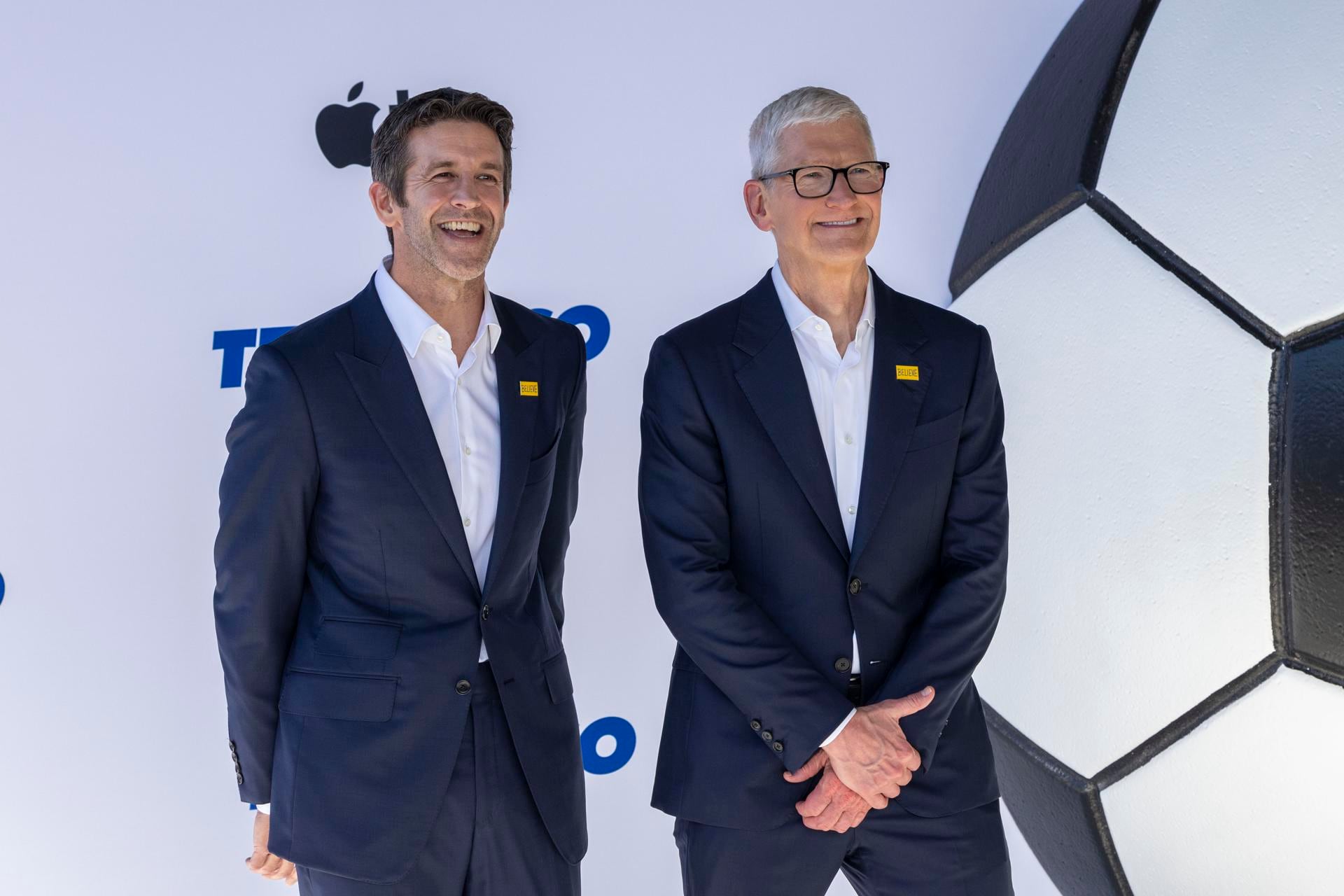 John Ternus (i) y Tim Cook (d) llegando al estreno mundial de la cuarta temporada de la serie de televisión 'Ted Lasso' en el Academy Museum of Motion Pictures de Los Ángeles, California (EE.UU.) a fines de julio pasado. (Foto: EFE/EPA/JILL CONNELLY ARCHIVO)
