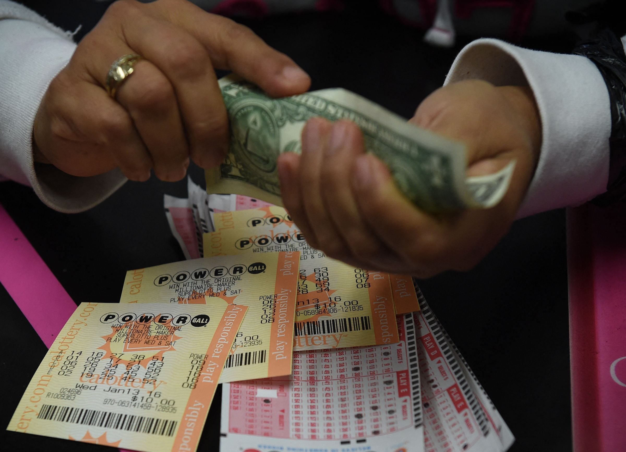 Por lo general, los participantes del Powerball pueden reclamar un premio de hasta $600 en cualquier lotería autorizada de la jurisdicción donde compraron el boleto. (Foto: Mark Ralston / AFP)