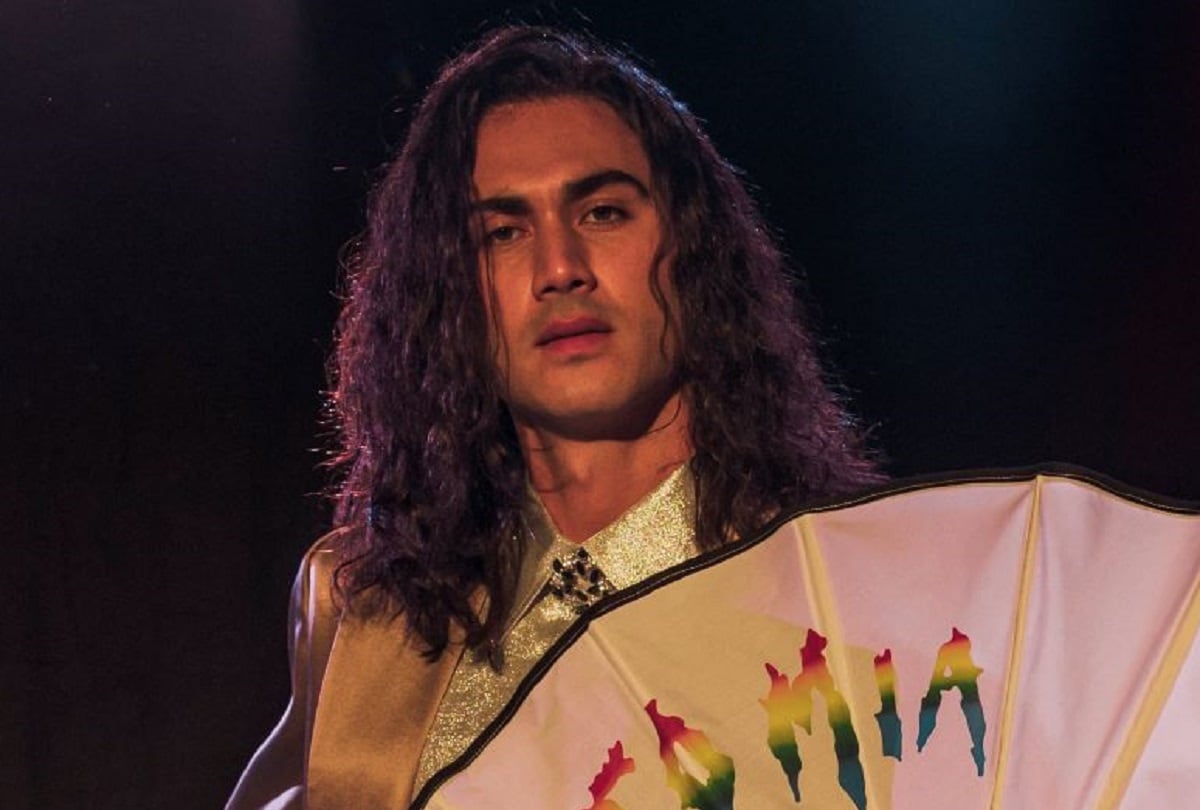 Alejandro Speitzer como Carlos Armas, quien se sumó al grupo en 1987, en la película biográfica española “Disco, Ibiza, Locomía” (Foto: DeAPlaneta)