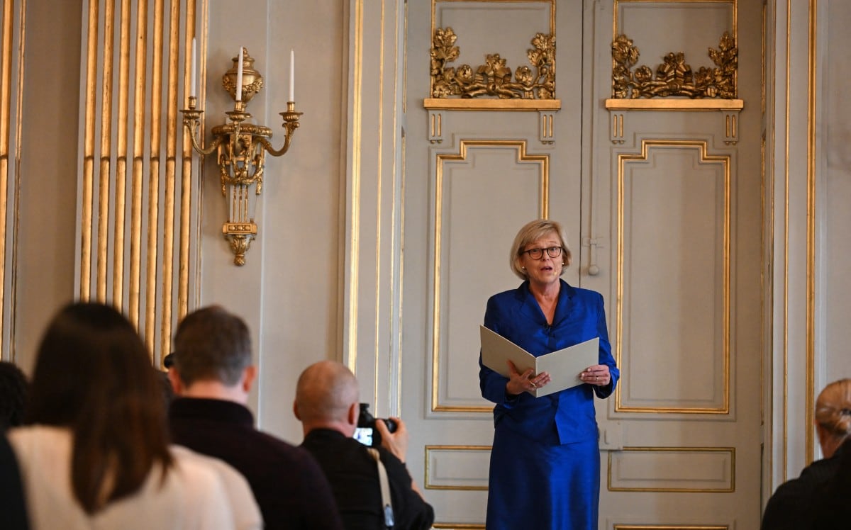 La secretaria permanente de la Academia Sueca, Ingrid Carlberg, ofrece una rueda de prensa para anunciar al ganador del Premio Nobel de Literatura 2026 en la sede de la Academia Sueca en Estocolmo, Suecia, el 8 de octubre de 2026. (Foto de Jonathan Nackstrand / AFP)