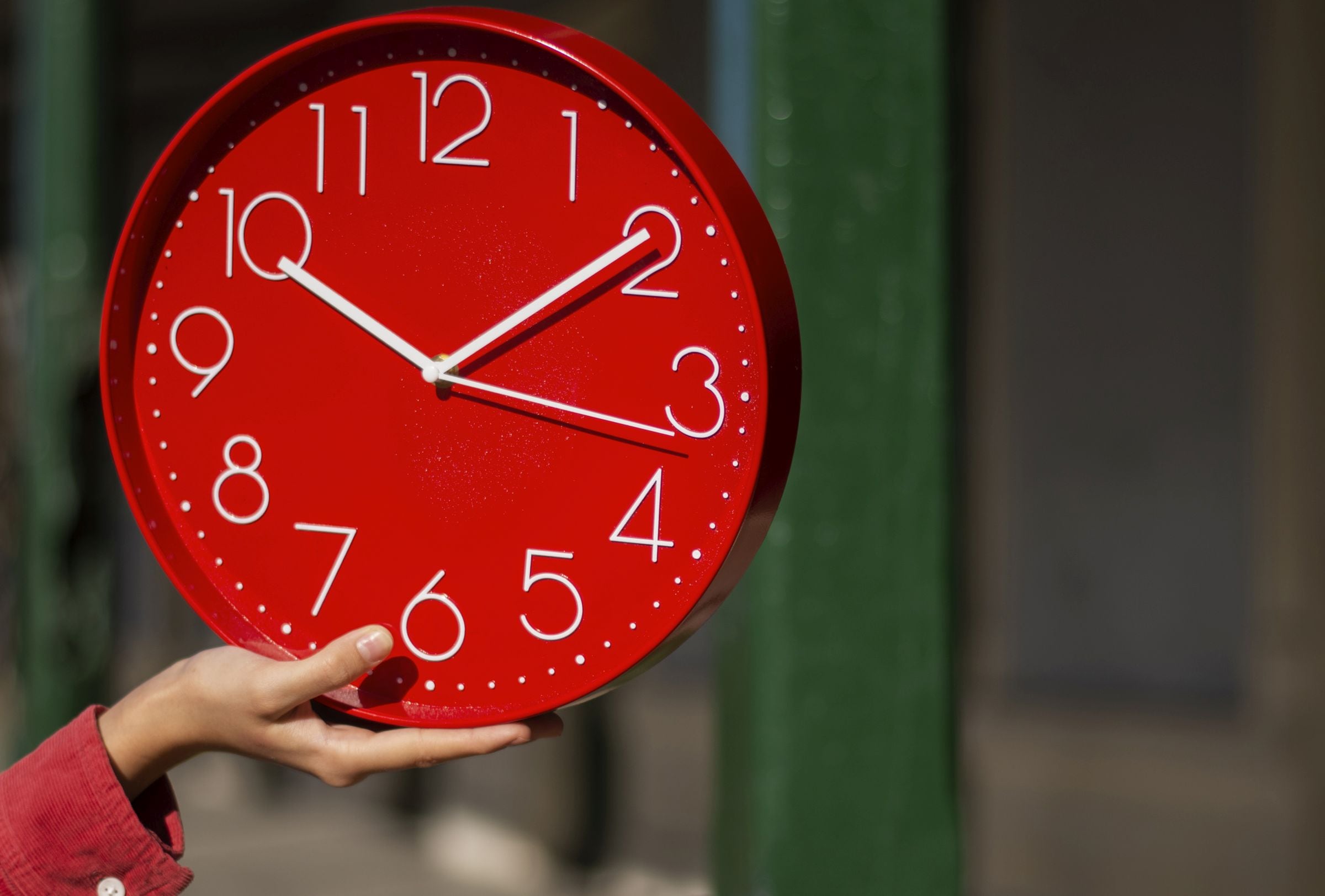 El 6 de septiembre comienza el horario de verano en gran parte de Chile (Foto: Diseñado por Freepik)