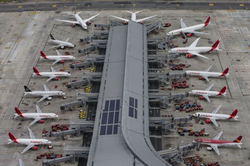 Aviones de Avianca estacionados en el aeropuerto internacional El Dorado en Bogotá, Colombia.