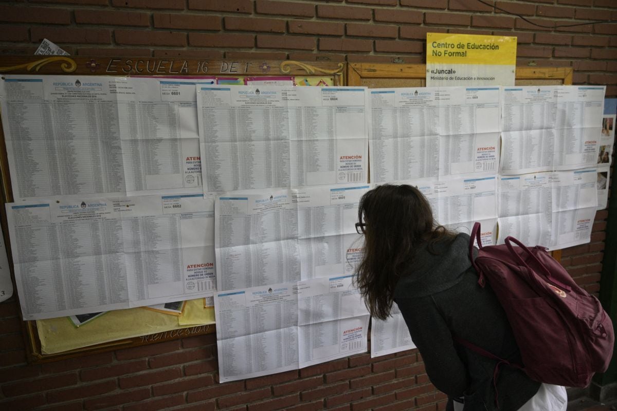 Una mujer revisa el censo electoral en un colegio electoral en Buenos Aires durante las elecciones generales de Argentina el 27 de octubre de 2019 (Foto: Juan Mabromata / AFP)