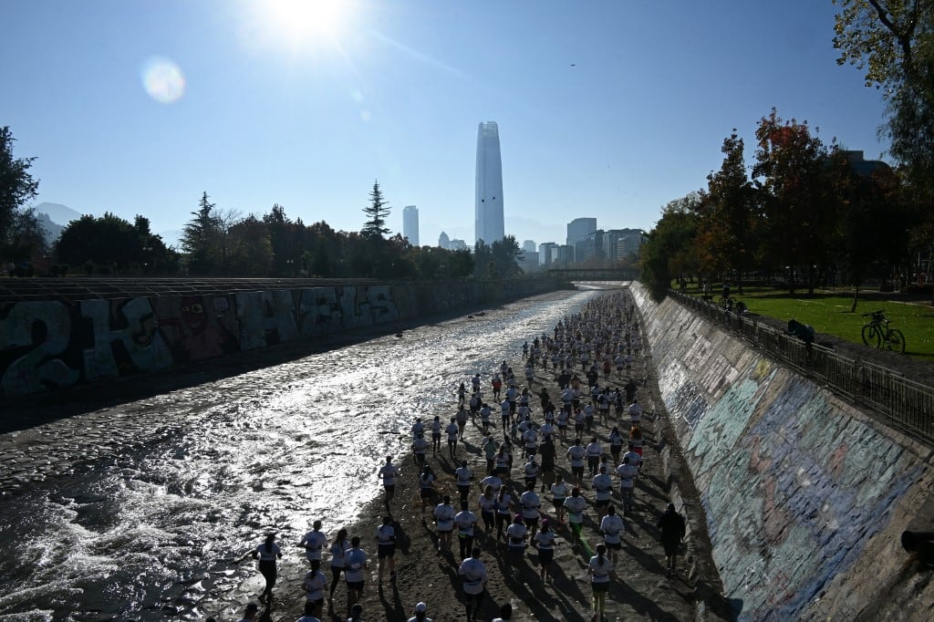 Corredores participan en una carrera a lo largo de las orillas del río Mapocho en Santiago el 17 de mayo de 2026. (Foto de RODRIGO ARANGUA / AFP)