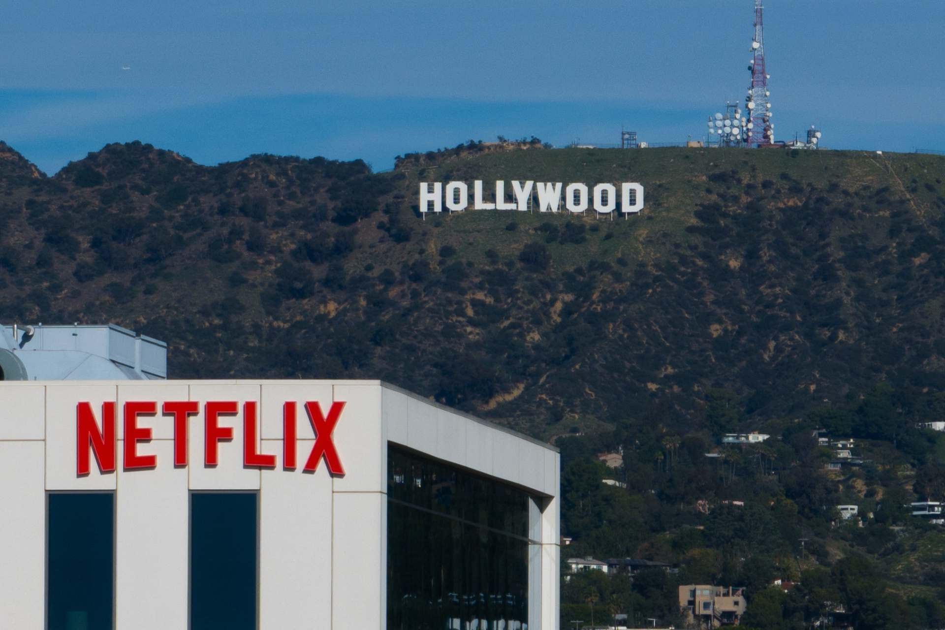 Un cartel de Netflix se muestra en lo alto de un edificio en Los Ángeles, el 18 de diciembre de 2025, con el cartel de Hollywood a la distancia. (Foto AP/Jae C. Hong, archivo)