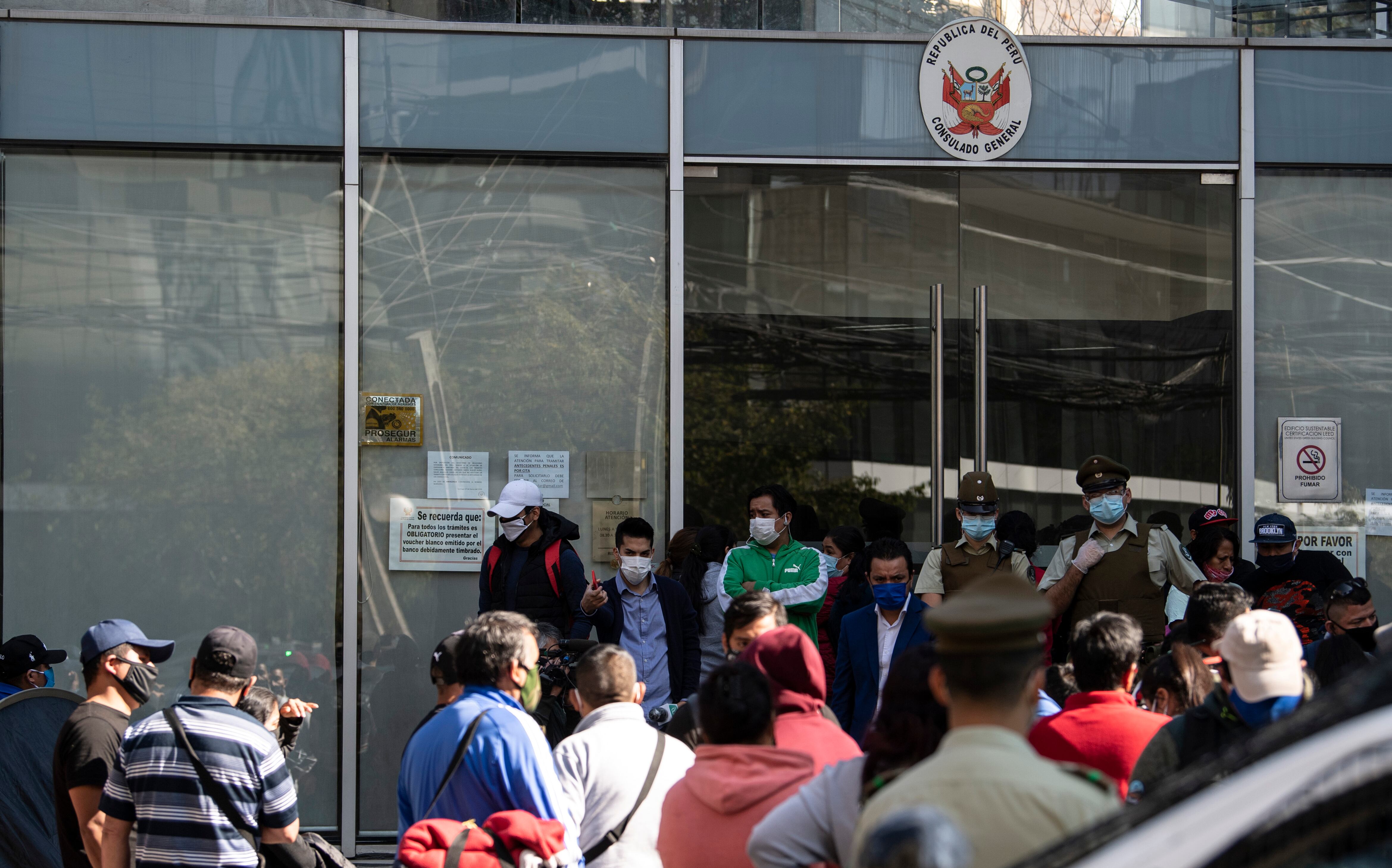 Se podrá designar a personal temporal, ante impedimento de los titulares en consulados, para atender a extranjeros que solicitan visa para Perú. Foto: Martin BERNETTI / AFP