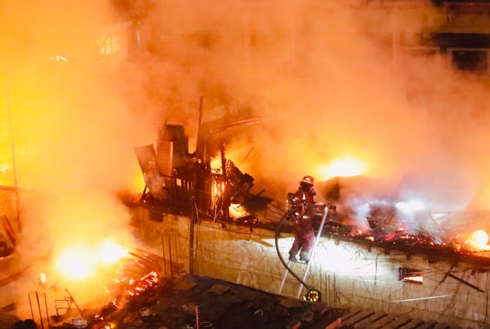 Incendio en Barrios Altos. (Foto: GEC)