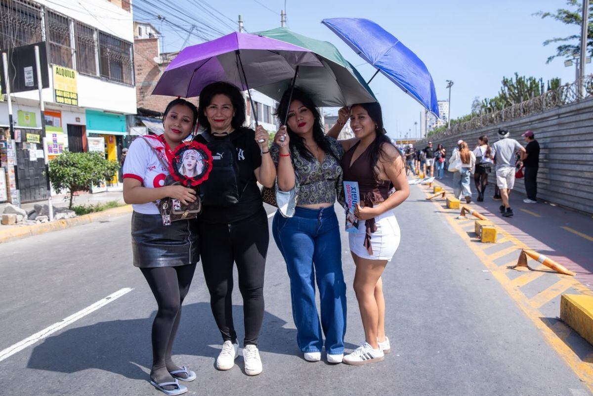 La venta de ropa, accesorios y otros productos asociados a la banda surcoreana generó ingresos por más de S/ 5.6 millones durante sus tres conciertos en el Estadio San Marcos. Foto: GEC.
