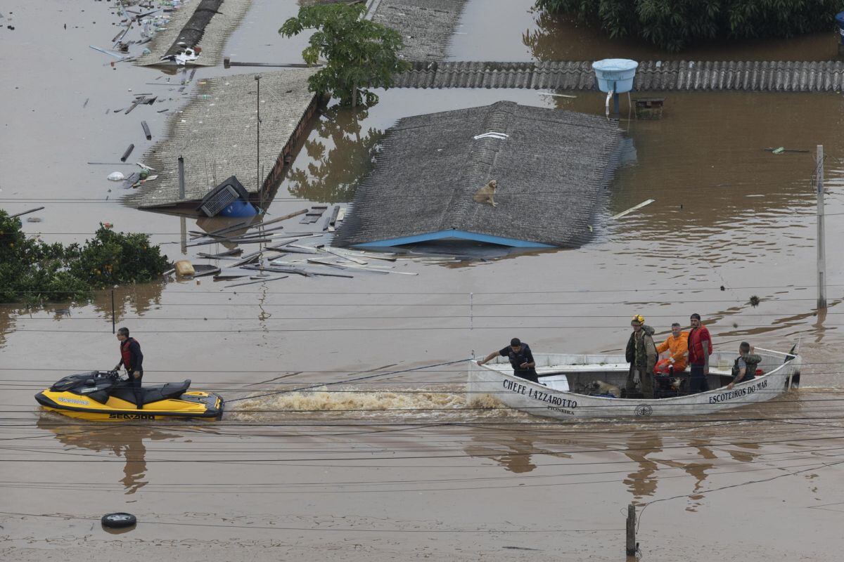 BRA100. CANOAS (BRASIL), 04/05/2024.- Personal del ejercito brasileño en conjunto con los bomberos realizan una operación para rescatar a personas atrapadas en sus viviendas este sábado en Canoas, región metropolitana de Porto Alegre, Canoas (Brasil). Según el último balance del Gobierno de Rio Grande do Sul, cuya capital es Porto Alegre, las inundaciones han provocado la muerte de 57 personas en el estado, a las que se suma otra víctima en el vecino estado de Santa Catarina. Además, en Rio Grande do Sul hay 67 desaparecidos, así como 32.640 personas que han tenido que dejar sus casas para irse a vivir con parientes y amigos y otras 9.581 que se han trasladado a refugios públicos EFE/ Isaac Fontana