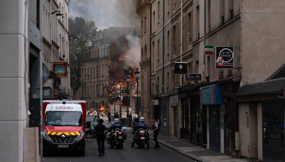 El humo sale de los escombros de un edificio en Place Alphonse-Laveran en el distrito 5 de París, el 21 de junio de 2023. (Foto de ABDULMONAM EASSA / AFP)