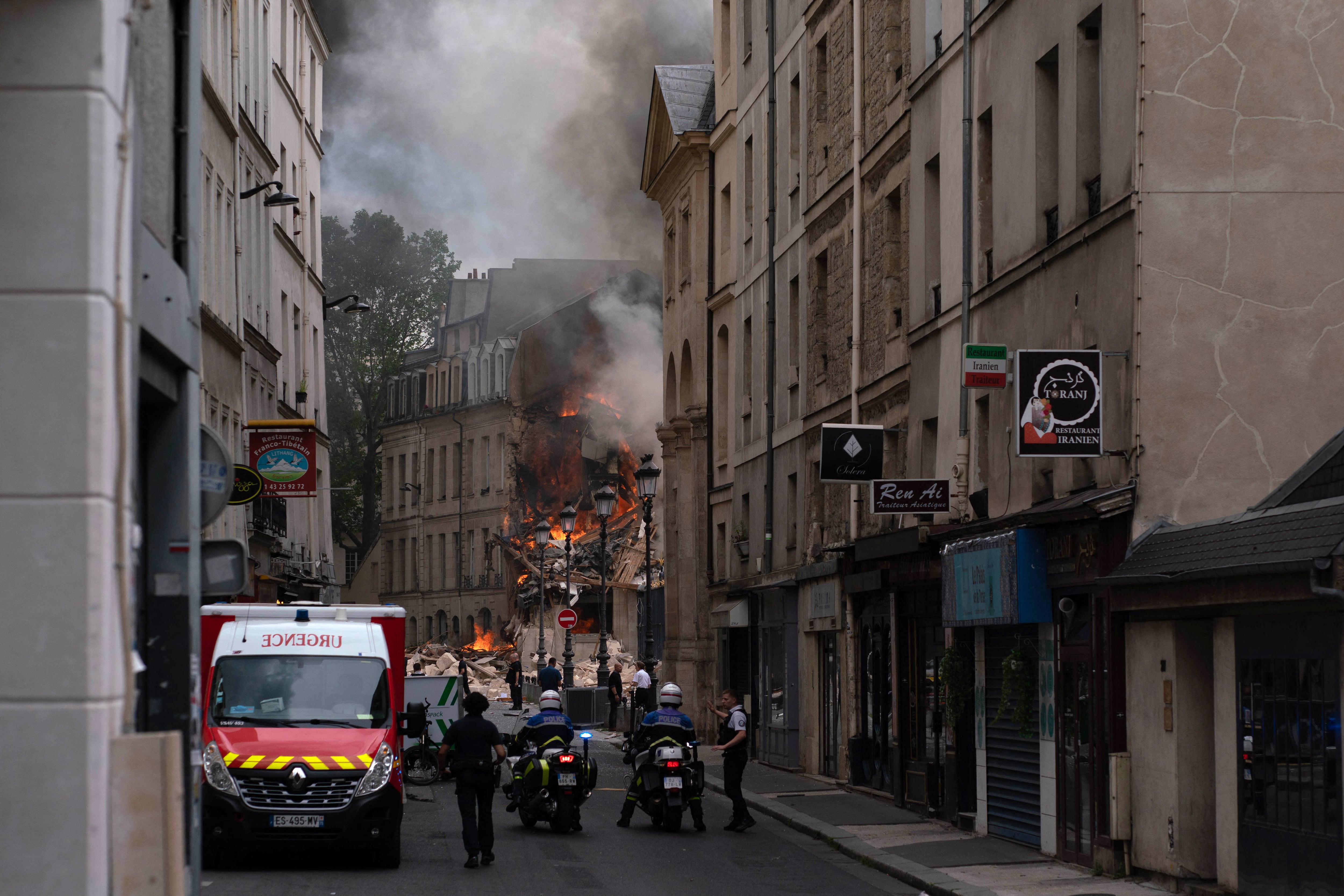 El humo sale de los escombros de un edificio en Place Alphonse-Laveran en el distrito 5 de París, el 21 de junio de 2023. (Foto de ABDULMONAM EASSA / AFP)