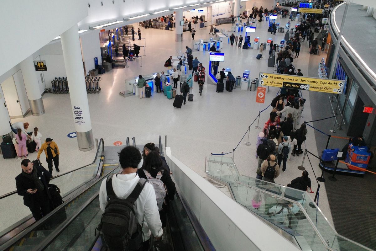 La salida de personal afectaría pasajeros y carga internacional, y que las aerolíneas tendrían que desviar vuelos a otros aeropuertos (Foto: Michael M. Santiago/Getty Images/AFP)