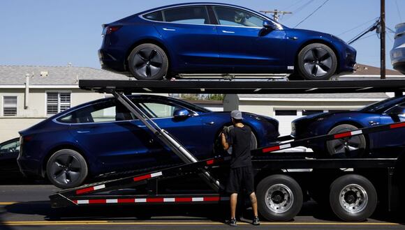 Un trabajador descarga autos Tesla Model 3 en California. Foto: Patrick T. Fallon/Bloomberg