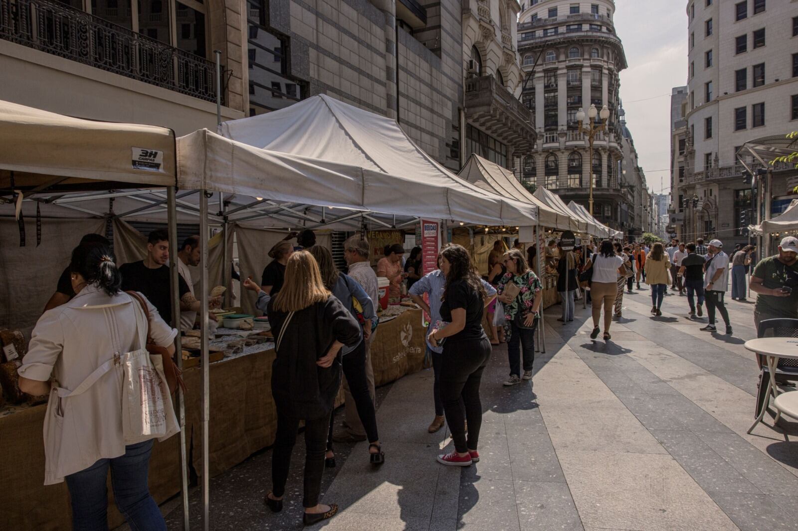 Aunque Argentina ha superado ampliamente las previsiones de crecimiento más pesimistas para este año, la economía sigue en camino de contraerse un 1.4% en todo 2023. (Foto: Bloomberg)