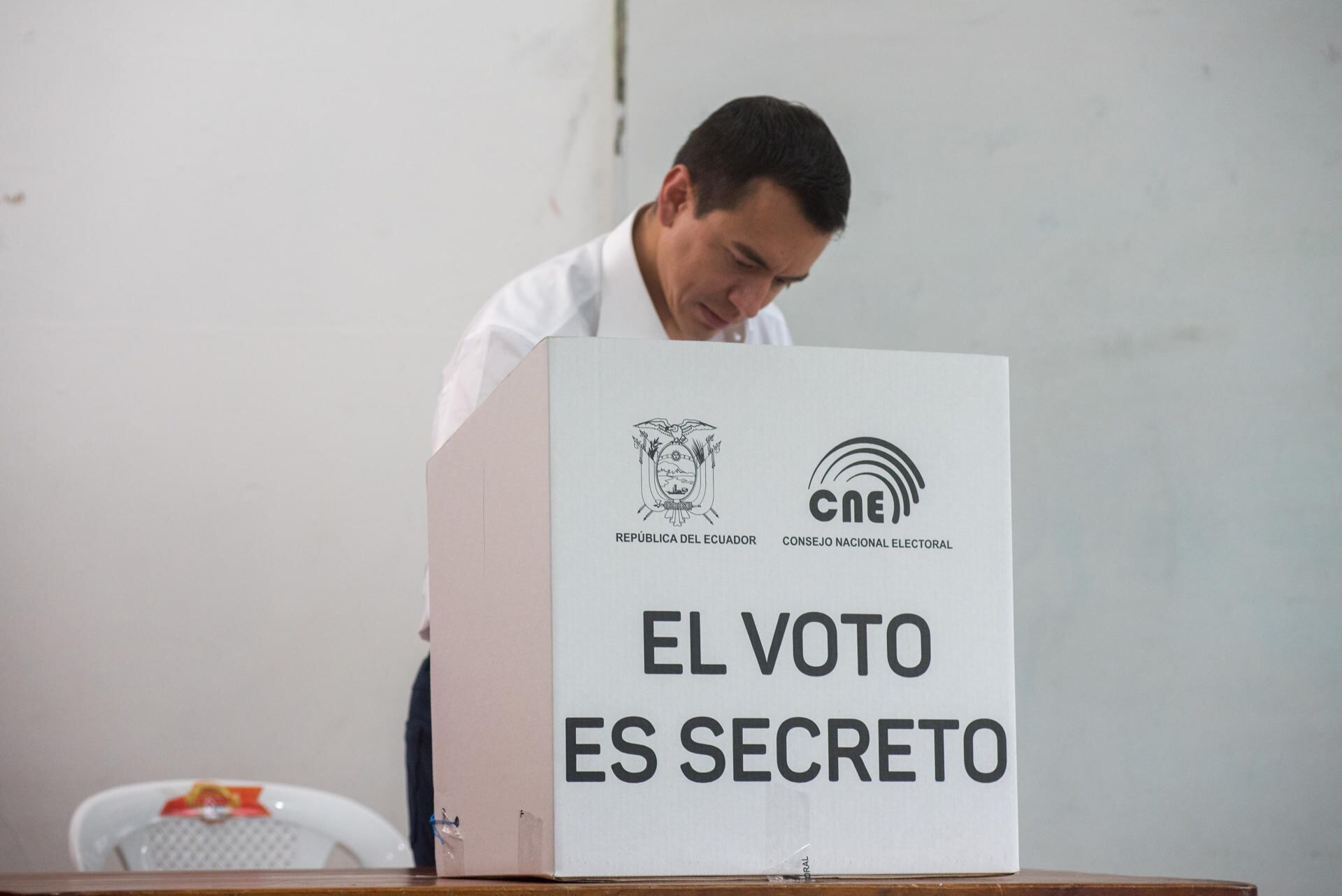 El presidente de Ecuador, Daniel Noboa, vota el referéndum y consulta popular de 11 preguntas este domingo 21 de abril del 2024. (EFE/ Mauricio Torres).