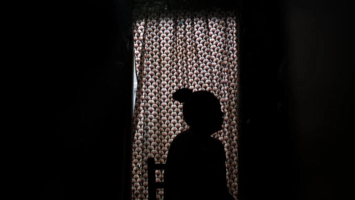 La venezolana María, de 26 años, que no quiere ser identificada, es fotografiada durante una entrevista con AFP en Caracas, Venezuela. (Foto: AFP)