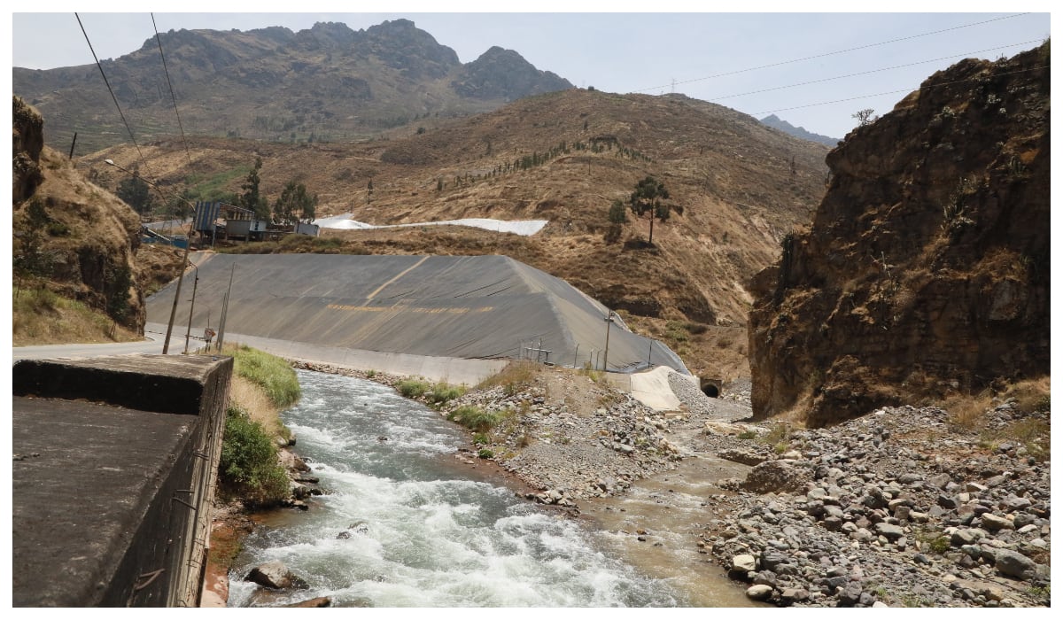 Casi 140,000 toneladas de relaves mineros pueden caer al río Rímac desde esta inestable ladera ubicada en Km. 90 de la carretera central. | Foto: Juan Ponce / @photo.gec