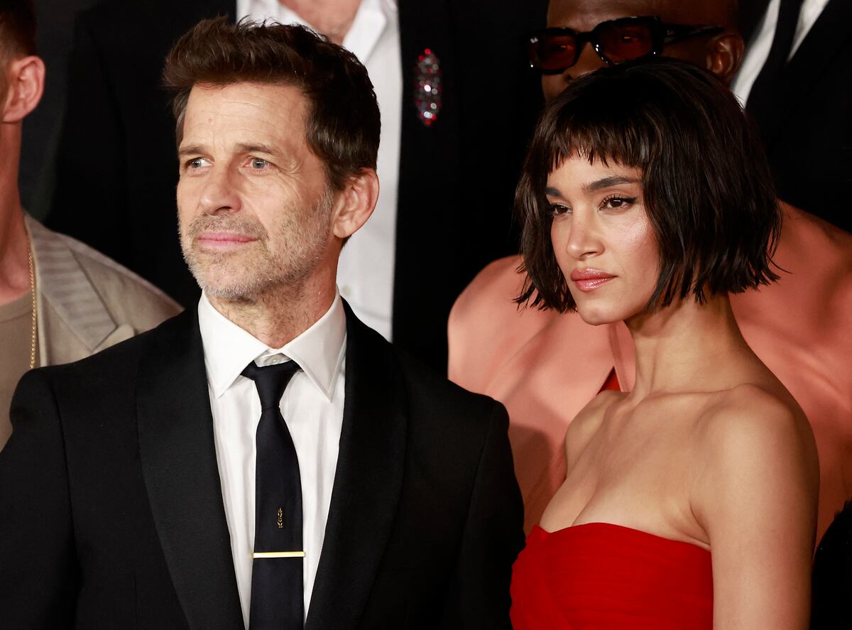 Sofia Boutella y el director Zack Snyder asisten al estreno mundial de "Rebel Moon - Part One: A Child of Fire" en el Teatro Chino TCL en Hollywood (Foto: AFP)