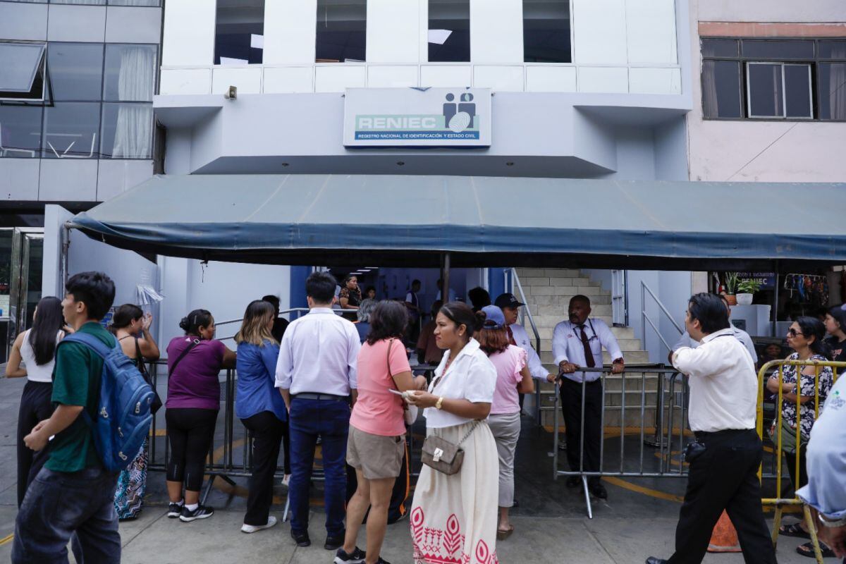 Cientos de personas forman largas colas para realizar trámites y solicitar la emisión de su Documento Nacional de Identidad (DNI). Foto: Giancarlo Avila / @photo.gec