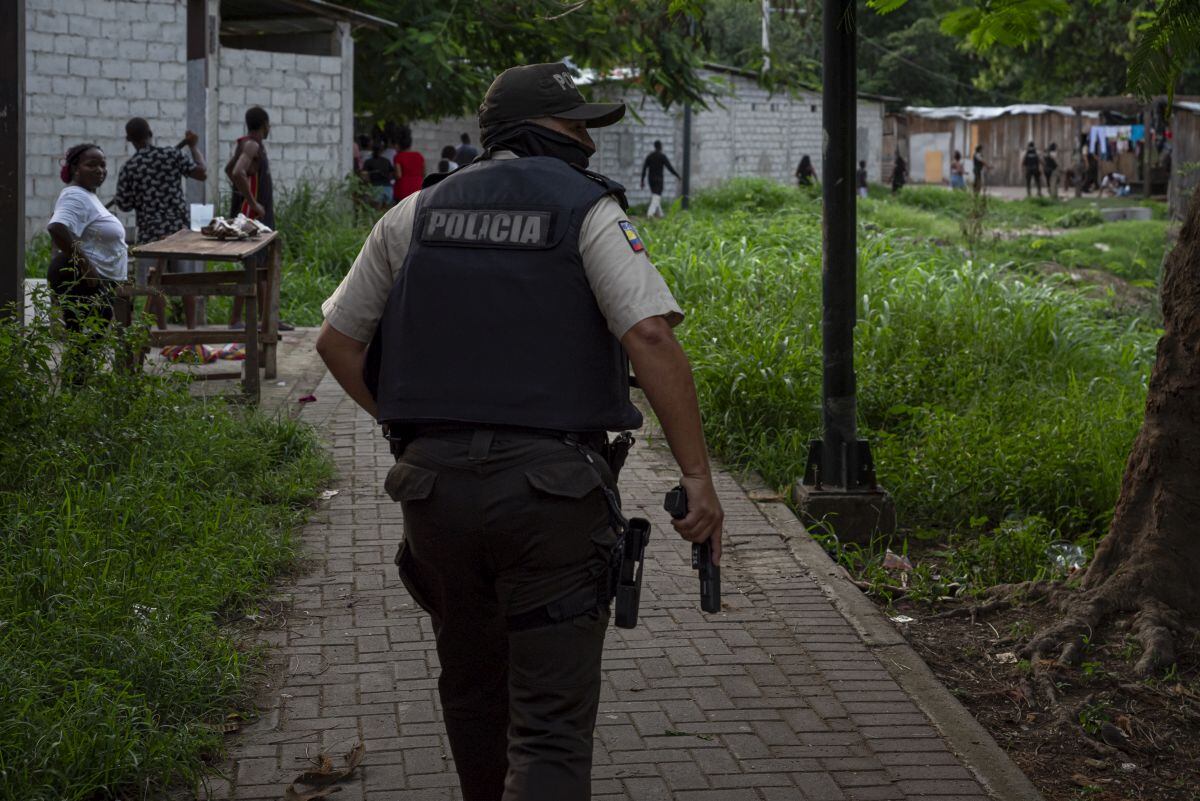 Un policía participa en una operación de rescate en Guayaquil tras un secuestro en enero.