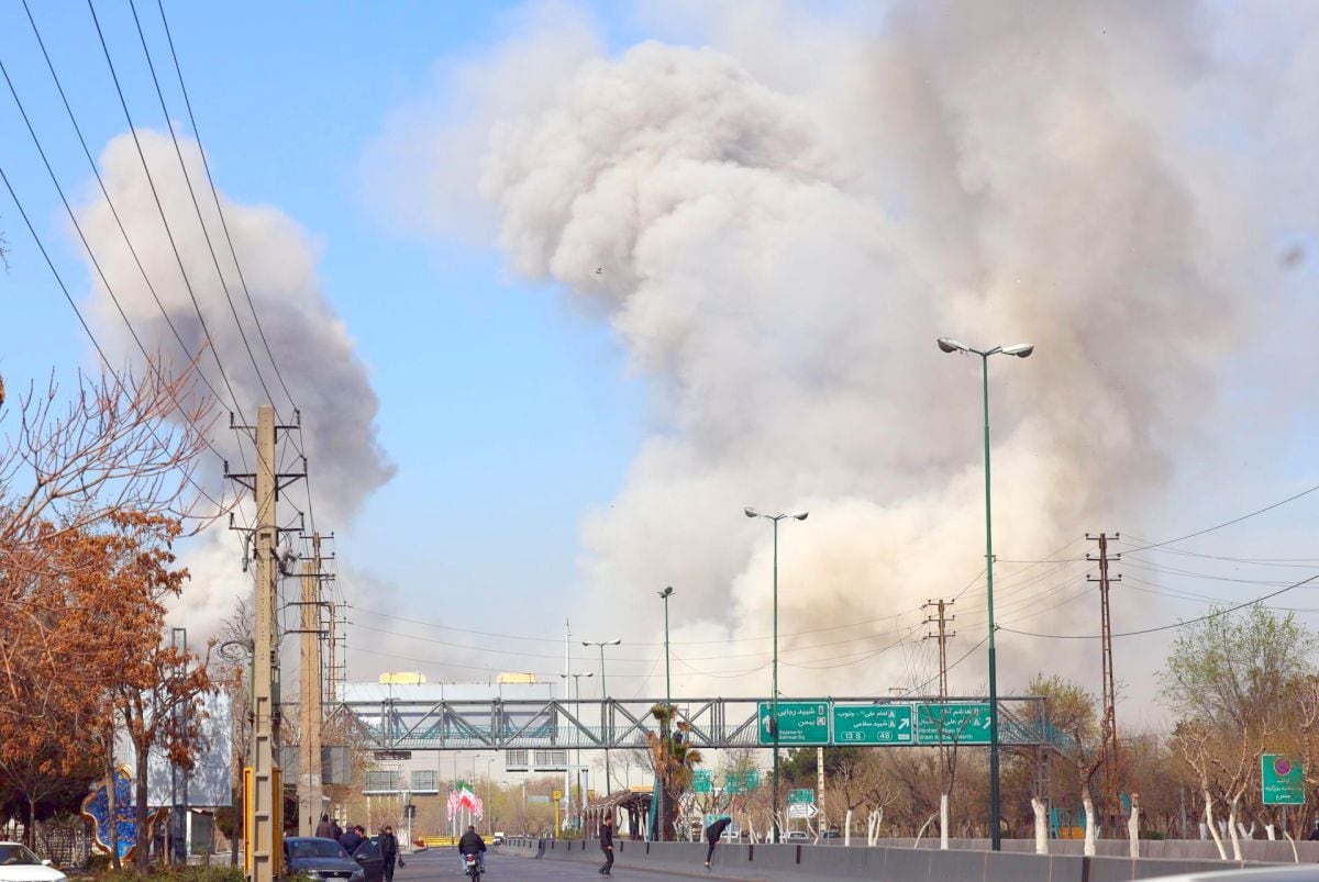 Más allá del impacto inmediato, la clave para los inversionistas es si el conflicto puede alterar el ciclo económico global y el desempeño de los activos de riesgo. (Foto: EFE/ Abedin Taherkenareh)