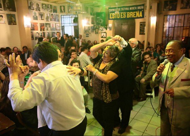 Un grupo de peruanos bailando por el Día de la canción criolla (Foto: Andina)
