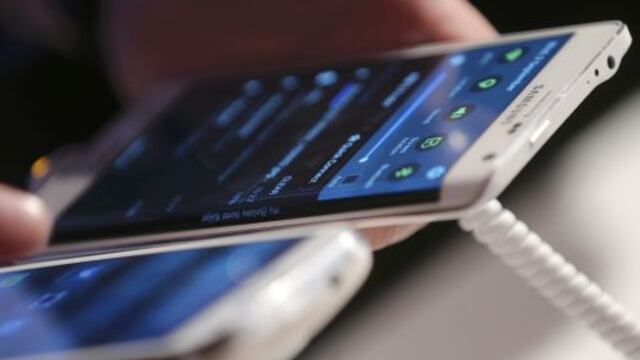 Samsung presenta smartphone con pantalla lateral
