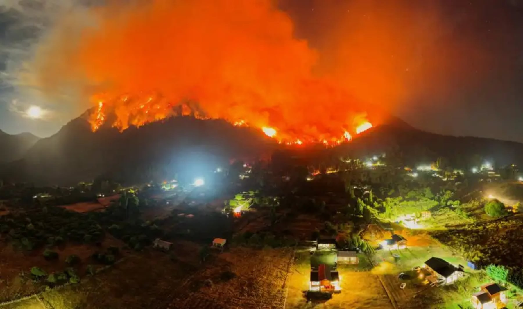 Con más de 4,000 hectáreas quemadas y miles de evacuados, crecen las críticas al presidente Javier Milei por la falta de pronunciamiento y los recortes presupuestales. Foto: Maxi Jonas/REUTERS