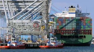 Cadena de suministros: contenedores circulan en el puerto de Róterdam pendientes de la geopolítica