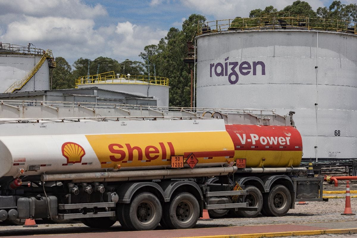 Un camión Shell se prepara para repostar en el centro de distribución de Raízen en Sao Paulo, Brasil.