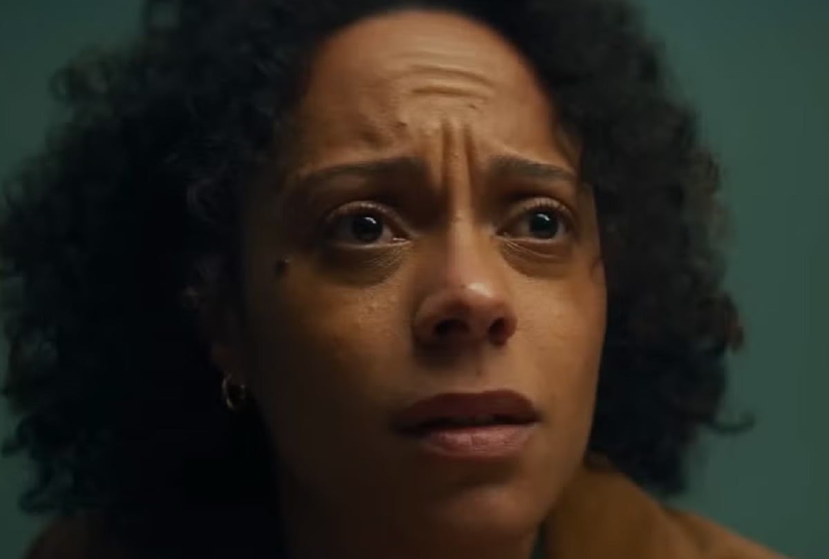 Rosalind Eleazar es la protagonista de la serie de suspenso "Me haces falta", donde interpreta a la detective Kat Donovan (Foto: Netflix)