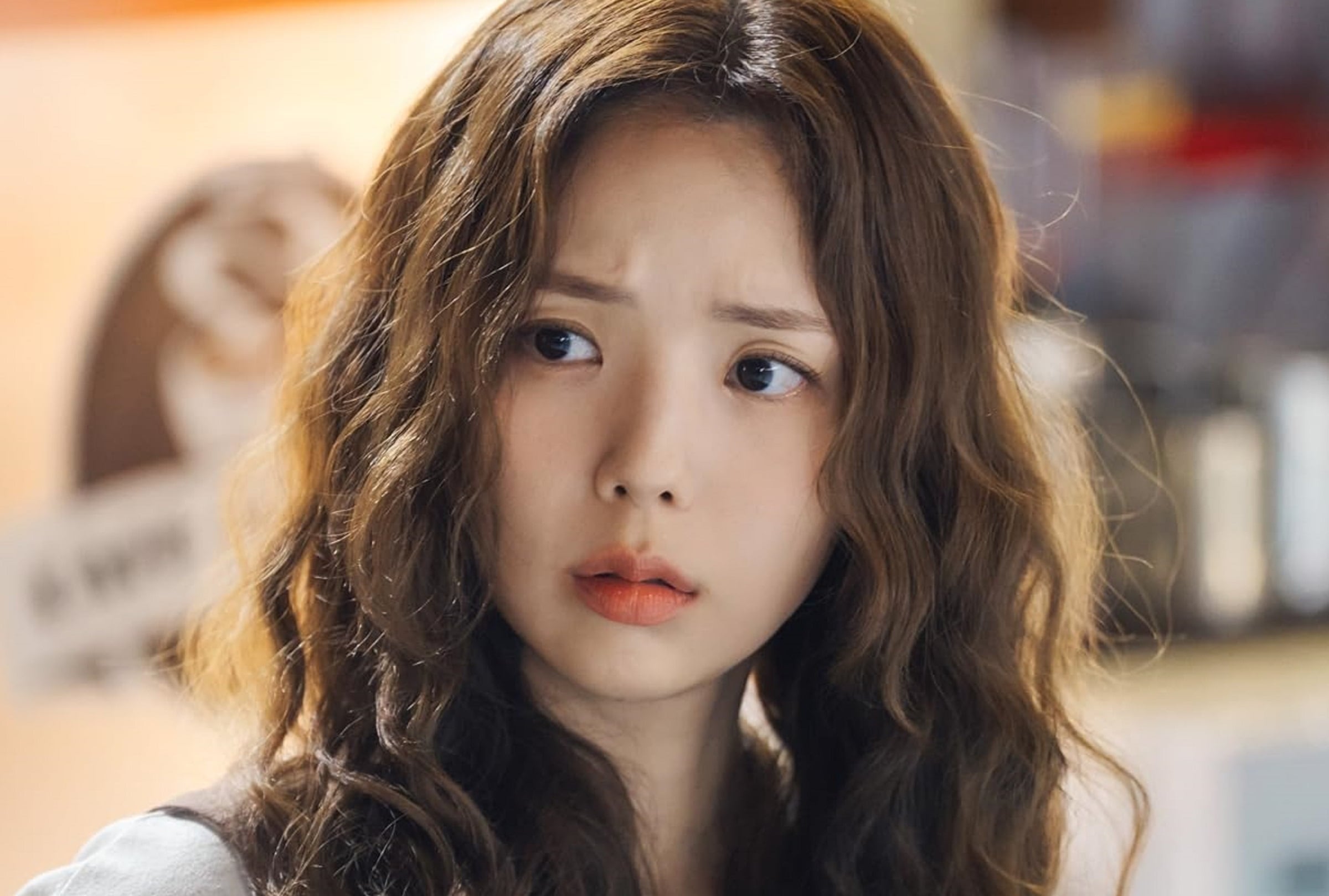 Chae Soo-bin es la protagonista de la comedia romántica coreana "La chispa del amor", donde interpreta a Na Bo-bae, una guionista con la capacidad de generar electricidad (Foto: Netflix)