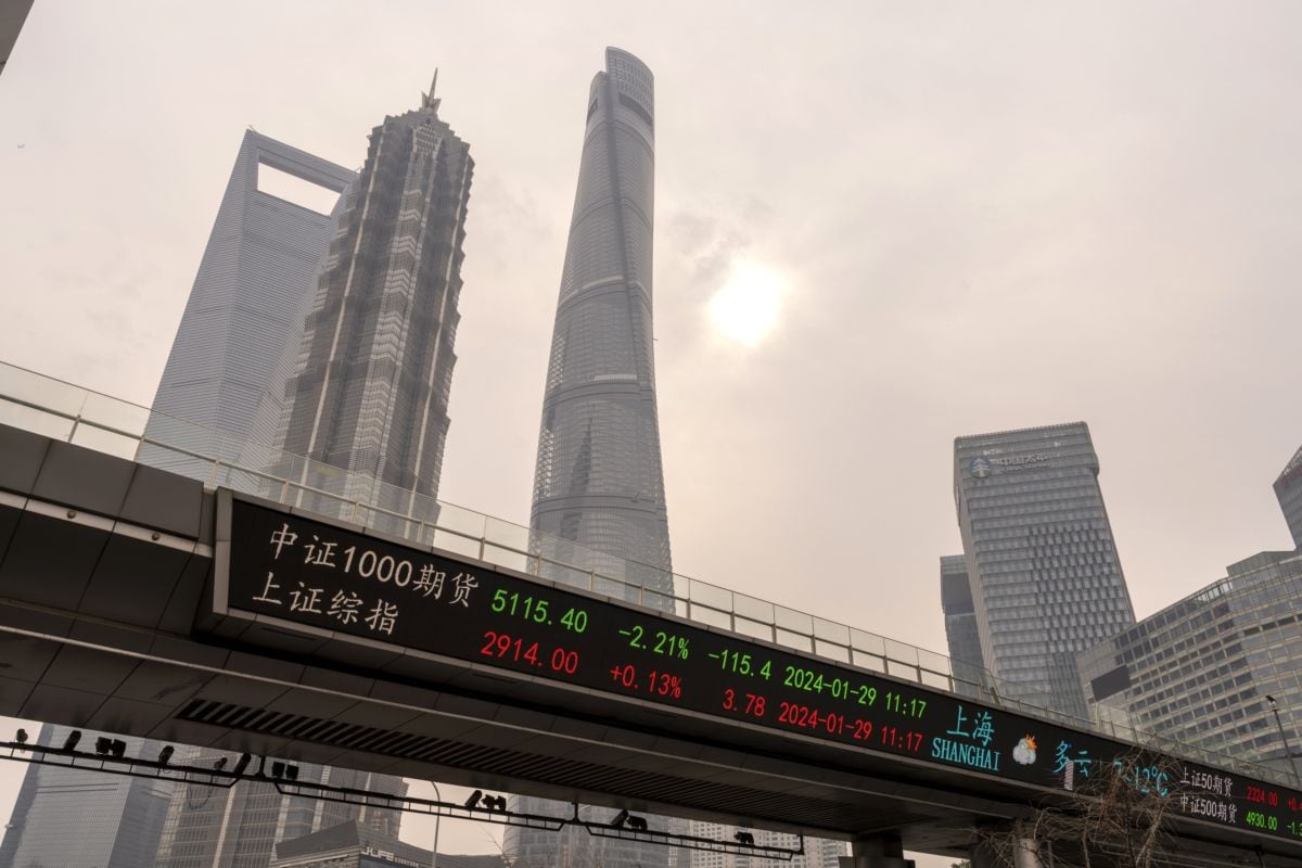 Un teletipo electrónico muestra cifras de acciones en el distrito financiero Lujiazui de Pudong en Shanghai, China, el lunes 29 de enero de 2024.