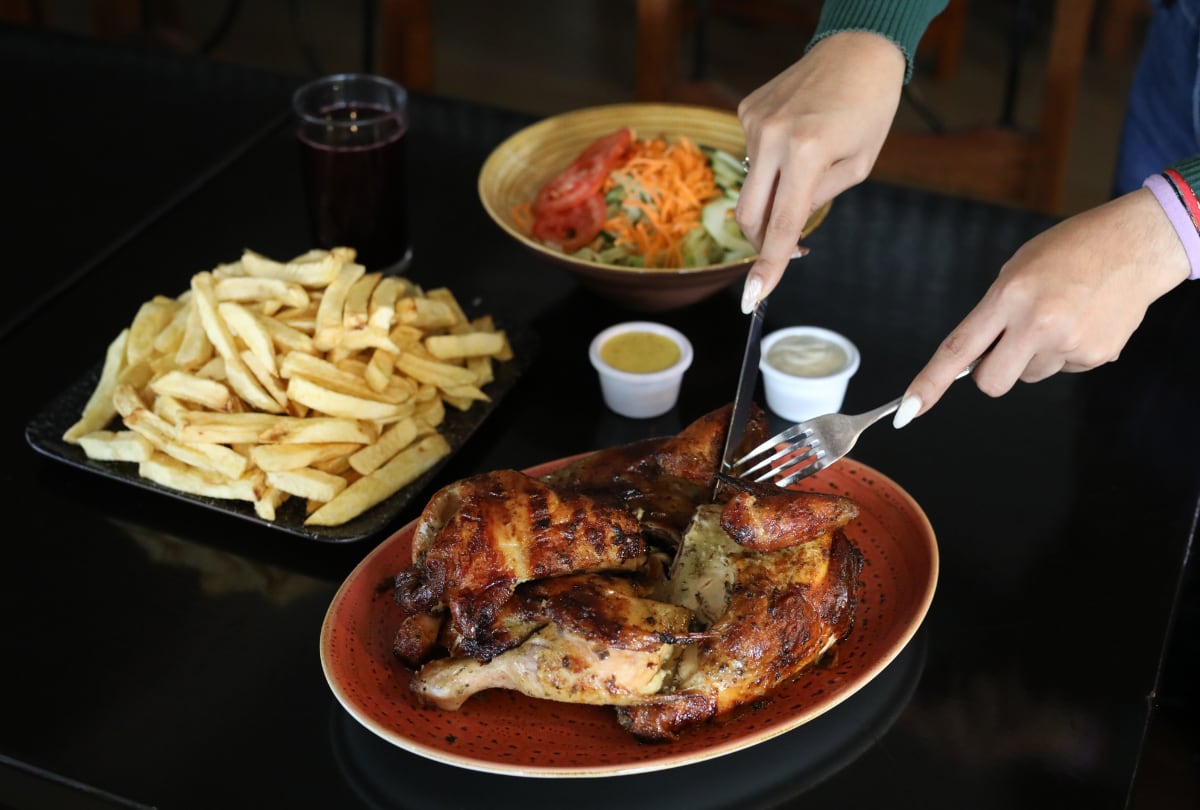 Uno 13 mil restaurantes sirven pollo a la brasa. Para este año se estima una colocación de más de 160 millones de pollos para preparar este platillo. Foto: GEC