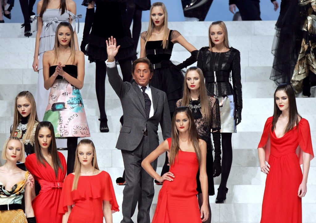 (ARCHIVOS) El diseñador italiano Valentino saluda al público al final del desfile de su colección prêt-à-porter Otoño/Invierno 2006-2007 en París, el 5 de marzo de 2006. (Foto de FRANCOIS GUILLOT / AFP)