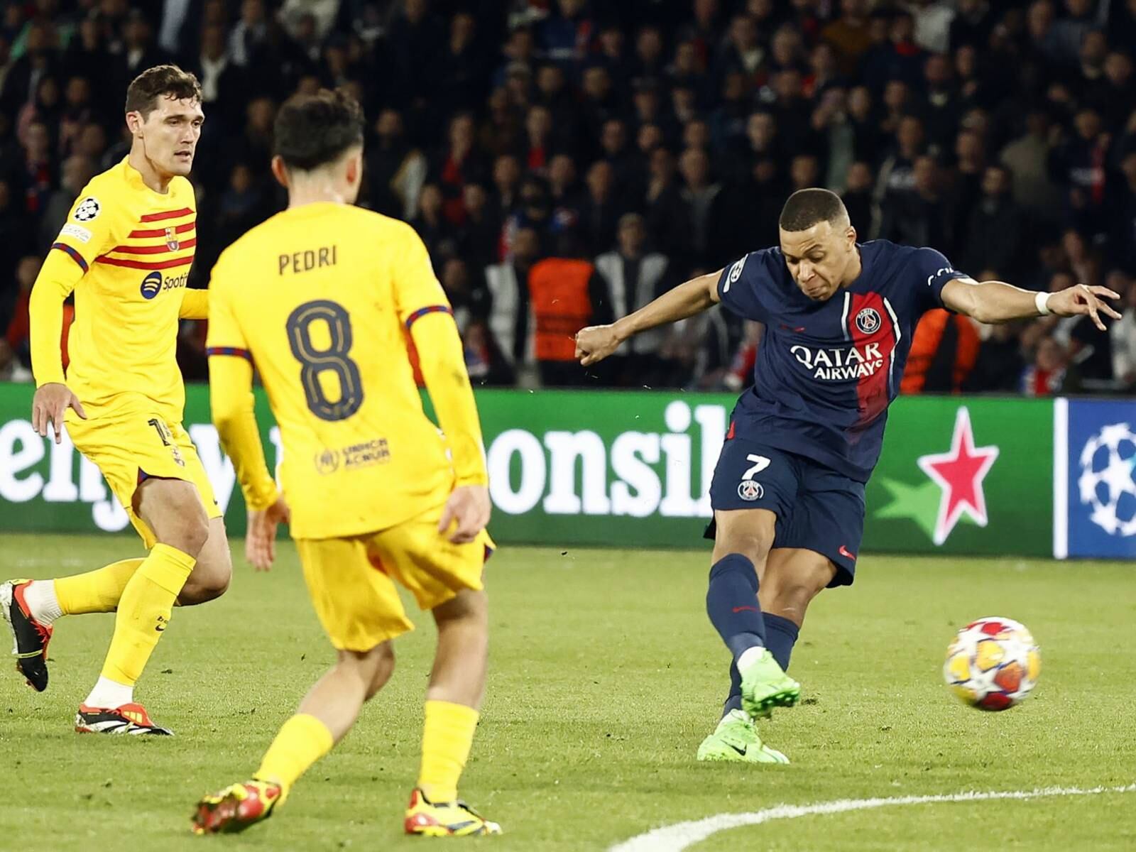 Kylian Mbappé no tuvo una de sus mejores actuaciones durante de la derrota del PSG a manos del Barcelona en el Parque de los Príncipes. (Foto: EFE)