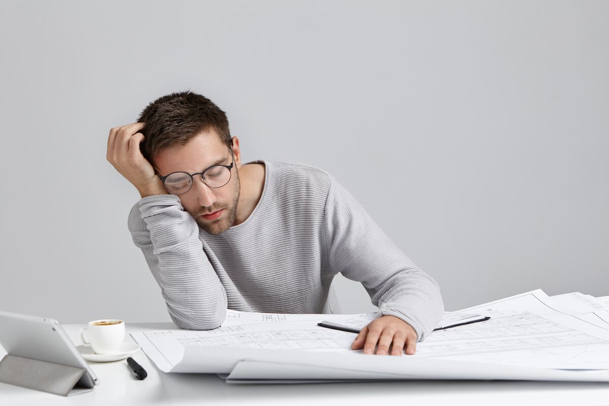 Frente a los constantes cambios y exigencias internas, en muchas ocasiones, las compañías recaen en el burnout o agotamiento laboral, generando un impacto negativo en la salud física. (Foto: Freepik).