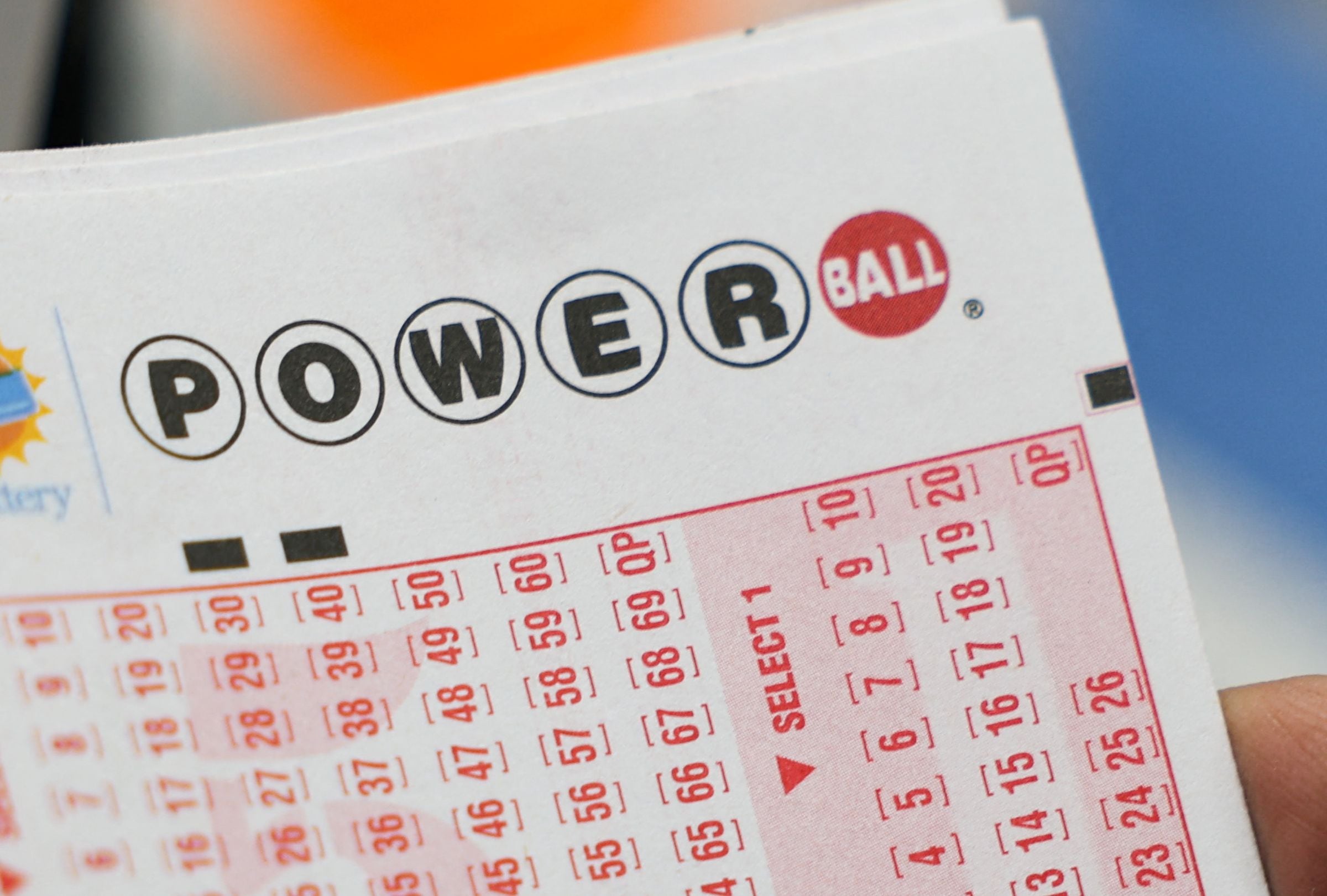 Revisa esta nota para conocer los números ganadores del Powerball en el sorteo del 24/12/2025 y averiguar si el premio mayor ya tiene dueño. (Foto: Patrick T. Fallon / AFP)