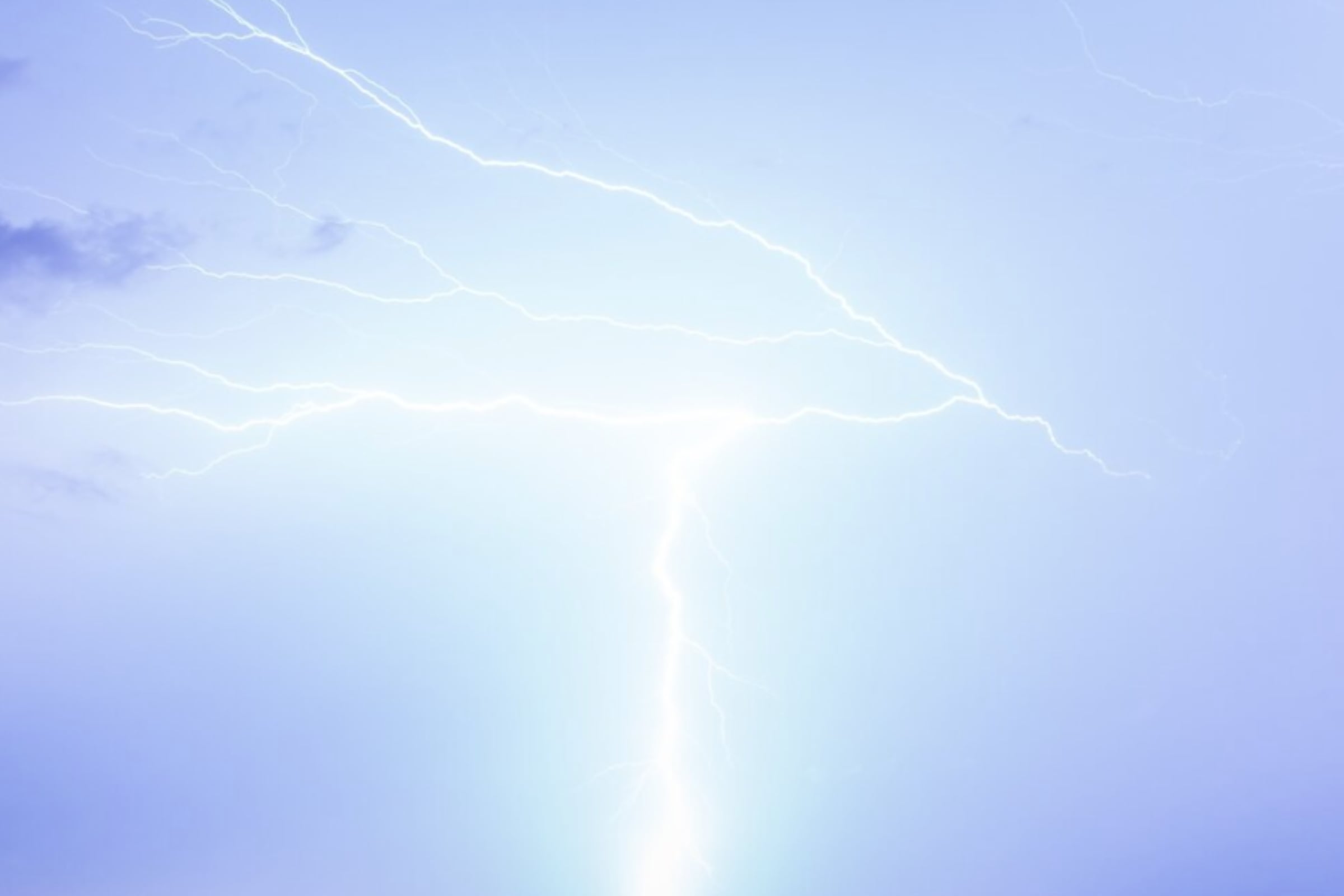 Las autoridades señalan que estar dentro de una vivienda durante una tormenta eléctrica no garantiza seguridad total. (Crédito: Magnific / Imagen referencial)